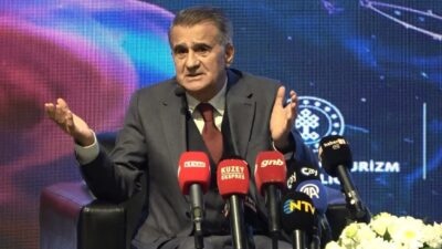 Trabzon’da düzenlenen 3. TÜRKSOY Gençlik Forumu’nda gençlerle bir araya gelen