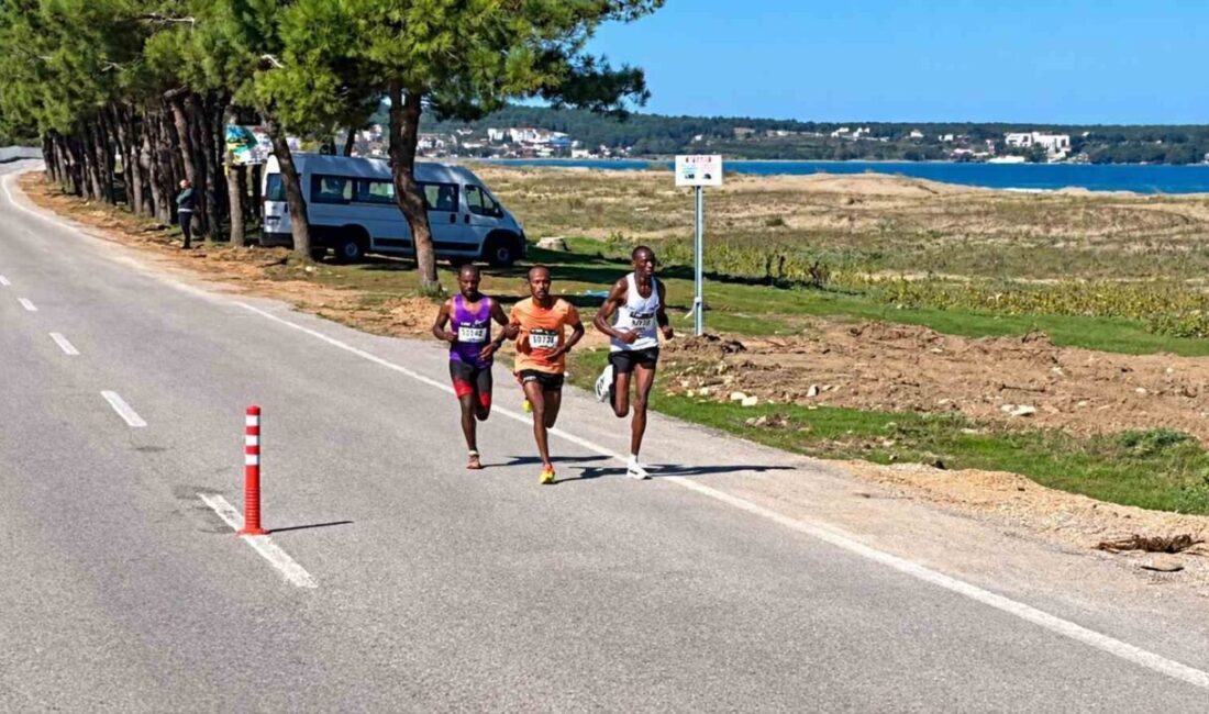 Sinop’ta ilk kez düzenlenen SEV Sinop Yarı Maratonu’nda sporcular, 21