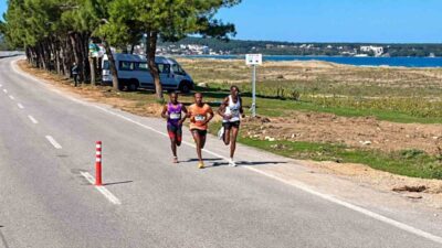 Sinop’ta ilk kez düzenlenen SEV Sinop Yarı Maratonu’nda sporcular, 21