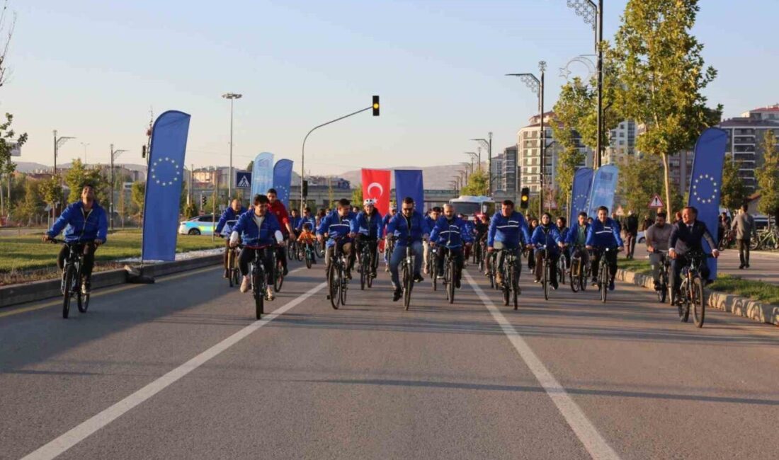 Avrupa Hareketlilik Haftası kapsamında düzenlenen Sivas Bisiklet Turu’nda yüzlerce vatandaş,