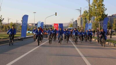 Avrupa Hareketlilik Haftası kapsamında düzenlenen Sivas Bisiklet Turu’nda yüzlerce vatandaş,