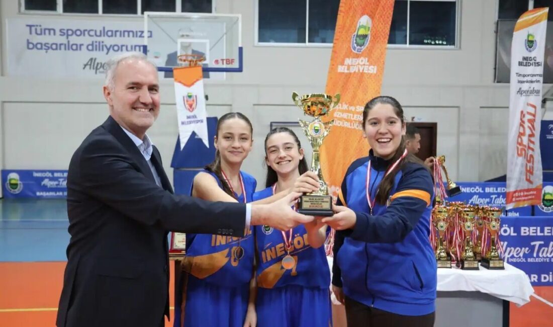 Sokak basketbolunda şampiyonlar kupalarını aldı İnegöl Belediyesi tarafından düzenlenen ve 42 takım ile toplam 210