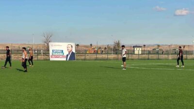 Eskişehir’in Mahmudiye ilçesinde tarım işçileri, boş zamanlarını birlikte spor yaparak