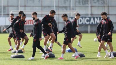 Sivasspor Teknik Direktörü İsmet Taşdemir, sakat oyuncuların takıma dönmesiyle rekabetin