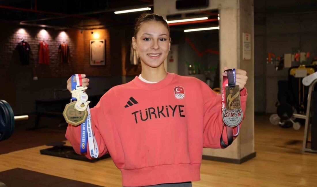 İzmir Ekonomi Üniversitesinin (İEÜ) milli tekvandocu öğrencisi Hatice Pınar Yiğitalp,