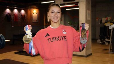 İzmir Ekonomi Üniversitesinin (İEÜ) milli tekvandocu öğrencisi Hatice Pınar Yiğitalp,