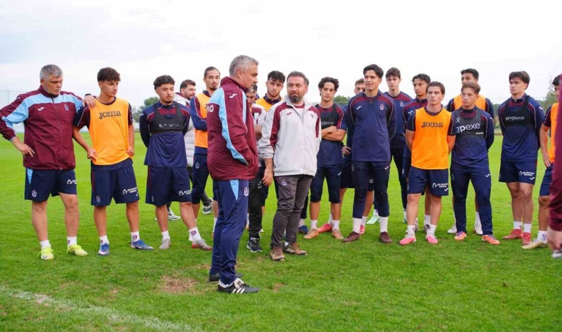 Trabzonspor Teknik Direktörü Thomas Reis, bordo-mavili takımın U19 ekibinin antrenmanını