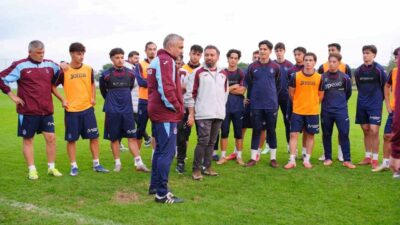 Trabzonspor Teknik Direktörü Thomas Reis, bordo-mavili takımın U19 ekibinin antrenmanını