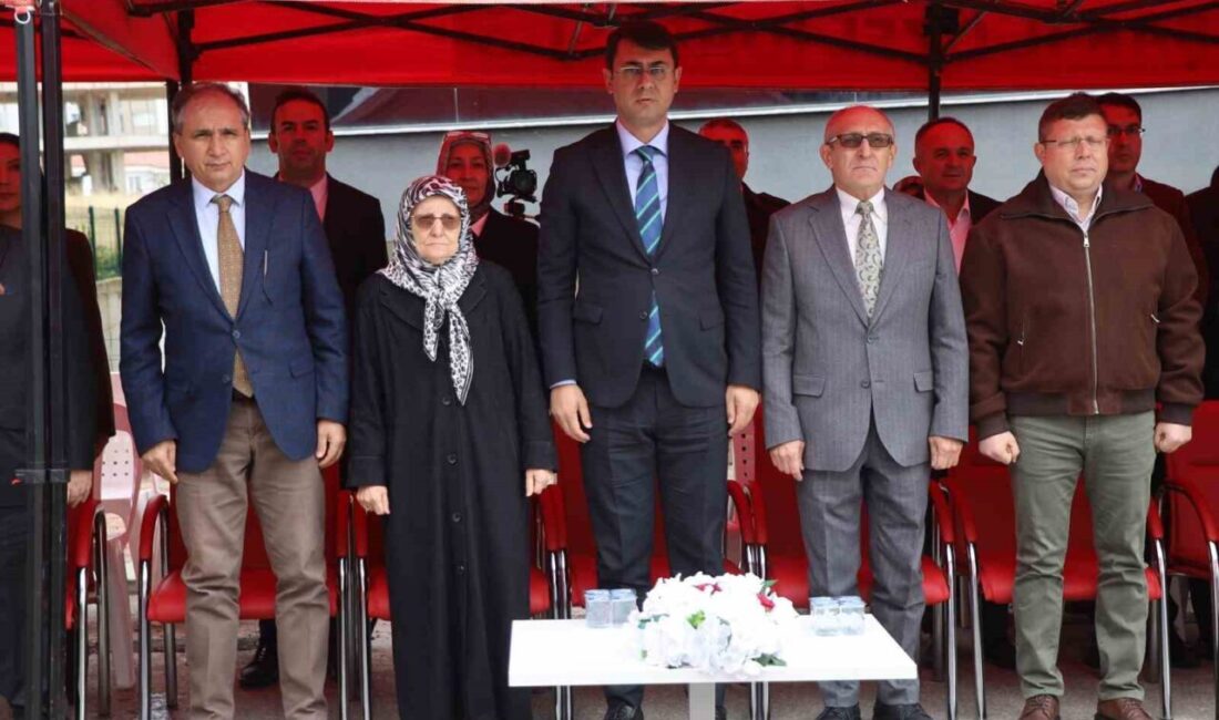 Uşak’ta yapımı tamamlanan Fevzi Dülgeroğlu Aile Sağlığı Merkezi, düzenlenen törenle