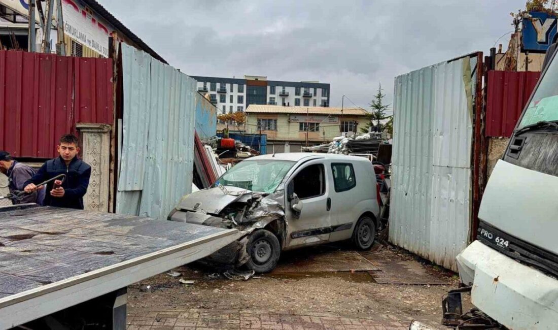 Vinç hurdalık önünde çarptığı aracı hurdaya çıkardı Afyonkarahisar’da kontrolden çıkan vinç hurdalık önünde çarptığı hafif ticari aracı