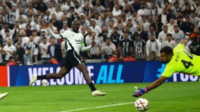 Beşiktaş’ın Nijeryalı oyuncusu Wilfred Ndidi, Crystal Palace ağlarını sarsarak bu