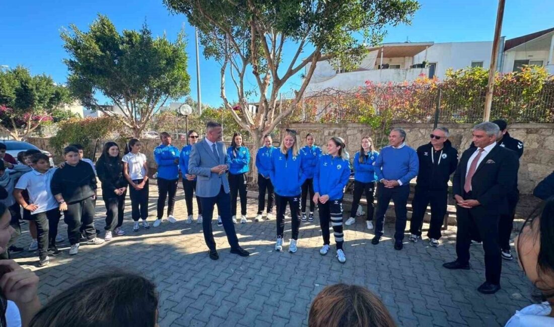 Bodrum’un kadın hentbol takımı Yalıkavakspor, Suzan-Abdulhakim Bilgili Ortaokulu’nu ziyaret ederek