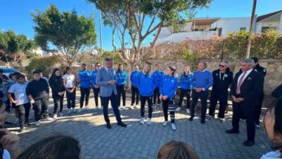 Bodrum’un kadın hentbol takımı Yalıkavakspor, Suzan-Abdulhakim Bilgili Ortaokulu’nu ziyaret ederek