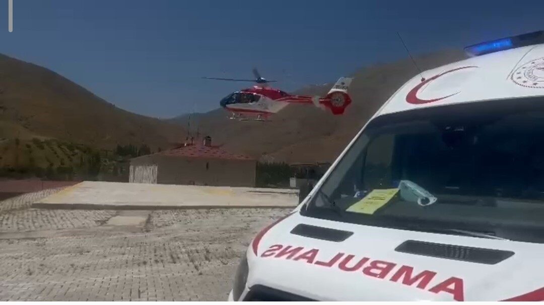 VAN (İHA) – Van’ın Bahçesaray ilçesinde yüksekten düşen şahıs, ambulans